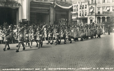 109456 Afbeelding van de maskerade-optocht ter gelegenheid van de viering van het 59e lustrum van de Utrechtse ...